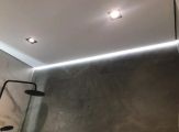 Натяжной потолок с теневым парящим профилем с подсветкой в ванной