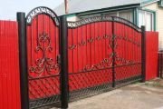 кованные распашные ворота и калитка