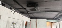 Монтаж системы кондиционирования магазина, кассетные и настенные блоки.