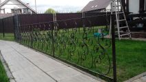Забор с калиткой из штучных элементов, профиля и полосы