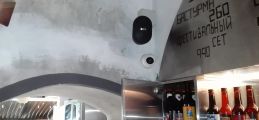 Камера и колонка для фоновой музыки в ресторане