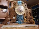 Часы настольные из дуба и эпоксидной смолы.
