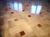 Монтаж паркета, шлифовка, лакировка. Паркетный рисунок: шведский квадрат
Материал: дуб со вставками из мербау (дуб сорт селект+радиал, размер 210*70*15мм)