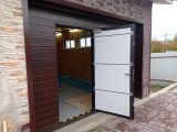 Гаражные секционные ворота со встроенной калиткой Алютех