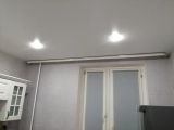 Установка потолочного карниза с креплением на стену