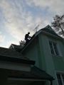 Монтаж отверстий под кронштейн трубчатого снегозадержателя.