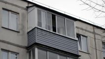 Внешняя отделка балконов, остекление, изготовление крыши