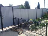 Ворота и заборы в рамке , плюсом таких ворот является исключение изломов в углах профнастила, эстетичный внешний вид, более крепкий каркас, возможность монтажа кованных элементов, очень аккуратно выглядят изнутри, так же столбы ворот и калитки связываются бетонной лентой с предварительным армированием(2000 руб. п.метр ),  что исключает перекос столбов во время морозного пучения.( многие это игнорируют, так как приводит к удорожанию ворот , как раз в этом случае говорят,-
