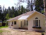 Одноэтажный загородный дом с мансардой