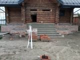 Облицовка центрального входа, устройство клумб