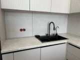 Изготовление кухонного фартука из керамогранита, с предварительной подготовкой, нанесение готовой гидроизоляции, затирка швов эпоксидной затирка, герметизация швов примыкания керамогранита к столешнице и шкафам силиконовым герметиком