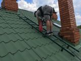 Установка кровельной лестницы на крышу из металлочерепицы