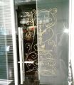 художественное оформление стеклянной двери чайной,  золотая краска по металлу, выполнено кистью 