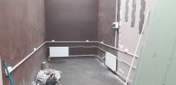 Электромонтаж магазина одежды, основное требование, как можно экономичнее и быстрее. Проблема заключалась в отсутствии требуемого ввода, на момент начала там было 2.5 мм2. Ввод тянул от соседнего магазина. Работы были выполнены за день, стоимость 10000 за работы. Материалы покупал заказчик. 