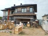Дом из газосиликатных блоков с отделкой из декоративных полиуретановых молдинги с подсветкой и облицовкой фасада скандинавским камнем. 
