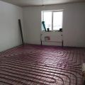 Панельный радиатор и водяной, теплый пол, проложенный улиткой.