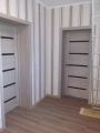 установка межкомнатных дверей,обои