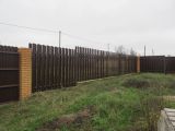 Забор из евроштакетника на металлических столбах и прогонах. Общая длина 110 метров