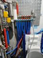 На коллектора установлены гидрокомпенсаторы, установлена инсталляция для подвесного унитаза. Установлен гигиенический душ.
