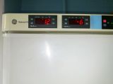 Для старого холодильника General Electric было невозможно заказать новую плату управления (взамен вышедшей из строя), и поэтому на холодильник были установлены и настроены электронные блоки управления другого производителя. Москва, 2010 год.