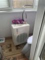 Кондиционер висел на трубка после спада льда с крыши