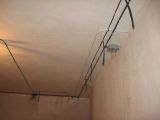 Монтаж кабеля по потолку