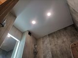 Натяжной потолок в ванной комнате на кафель 2 точечных светильника