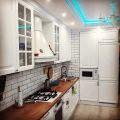 Кухня в трёх комнатной квартире для семьи из 4 человек.