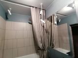 Санузел с ванной. Штора скрывает короб за ванной и отражает штору, делая помещение визуально больше. Светильники в едином стиле, подключены на разные сценарии.