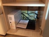 Законченный этап установки видеонаблюдения, на фото - видеорегистратор, источник бесперебойного питания, проводка