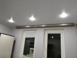 Установка потолочного карниза с креплением на стену