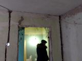 сломали стену под дверь
