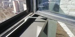 Установка ограничителя открывания алюминиевой створки.
ЖК 