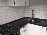 Установка столешницы, и укладка фартука подключение плит и мойки
