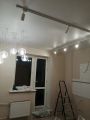 Натяжной с треками и люстрой