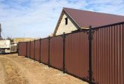 Забор из профнастила с коваными элементами