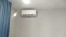 Смонтирован внутренний блок кондиционера, трасса заложена в стену заранее до ремонта отделки квартиры, поэтому никаких проводов не видно, все в стене в том числе и питание. Сейчас есть в продаже недорогие кондиционеры, KITANO, CENTEK и COOLBERG. на помещения до 25 кв. м это 9 -ки стоимость с доставкой вам в квартиру 23500 руб!