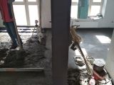эту работу мы выполняли пескобетоном,который закупил без нашего участия заказчик. на фотографии видно одну комнату сделали и происходит рабочий процесс во второй.