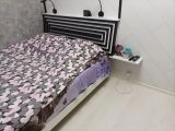 Стены и пол ламинат, изголовье кровати из того что было?