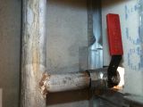 Если краны закисли - то я могу их вам поменять. И в большинстве случаев - даже без разрушения отделки. В труднодоступных местах я рекомендую ставить краны с рычагом, а не флажком. Пользоваться им намного удобнее, так как передаваемое усилие значительно выше за счёт рычага.