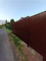 Забор по фасадной части участка с распашными воротами и калиткой в двойной раме с покраской. Высота 2 м из профнастила.
