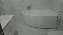 санузел с ванной и инсталляцией с теплым полом