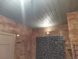 Ванная комната с кедровой бочкой.