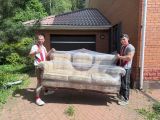 Перевезли на дачу красивый диван из Москвы)