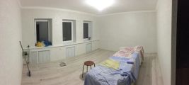 Плинтуса ,обои демонтаж монтаж.