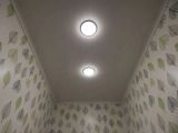 Ремонт гардеробной под ключ: монтаж пластиковых панелей на стенах и потолке, укладка линолеума и монтаж плинтусов, монтаж освещения и установка межкомнатной двери.