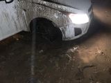 Буксировка автомобиля из грязи.